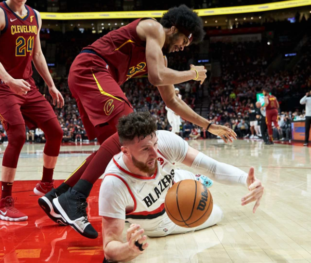 克里夫兰骑士发布备战花絮，赛前复出首秀，欧联任务艰巨，医务组通报恢复的简单介绍