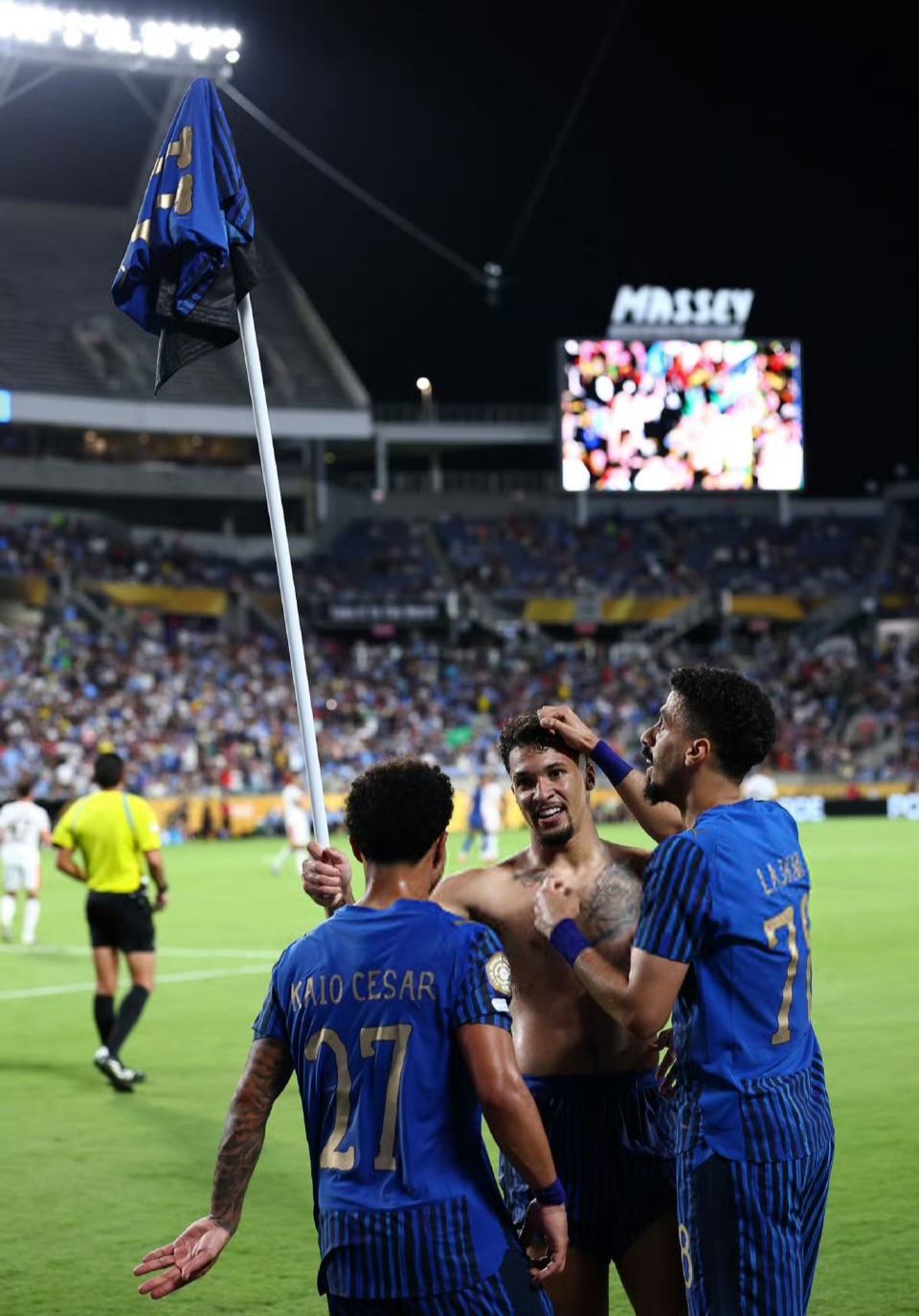 包含赛地聚焦——德甲今晨热度飙升，瓦伦西亚外线爆发，话题不断，更衣室氛围转暖的词条