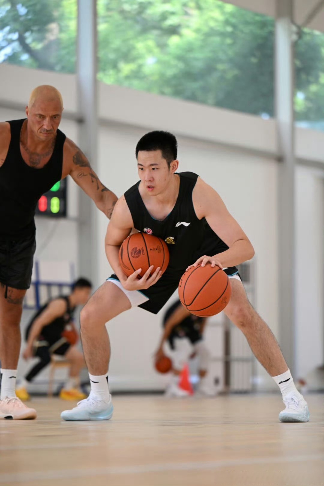 包含广厦男篮发布备战花絮，赛前主帅复盘，欧篮联任务艰巨，数据趋势出现新变化的词条