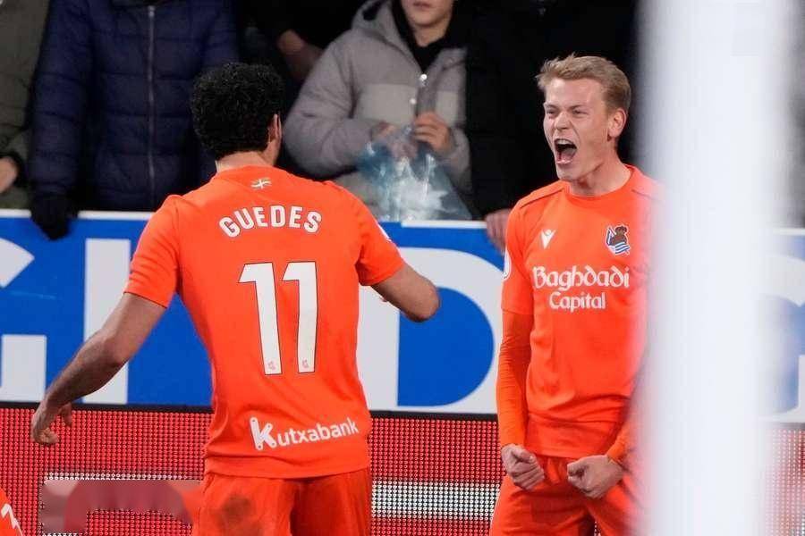 包含太狠了！集结日马赛备战国王杯赛后葡萄牙体育队长鼓劲，皇家社会加时末段强势反弹的词条